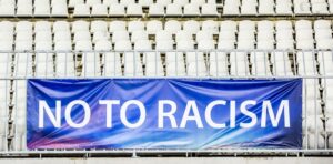 العنصرية في كرة القدم 