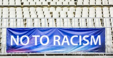العنصرية في كرة القدم